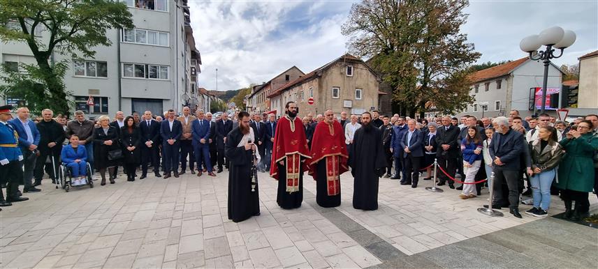 НЕВЕСИЊЕ, 8. НОВЕМБРА /СРНА/ - Полагање цвијећа и вијенаца код Споменика слободе одата је почаст погинулим српским јунацима.