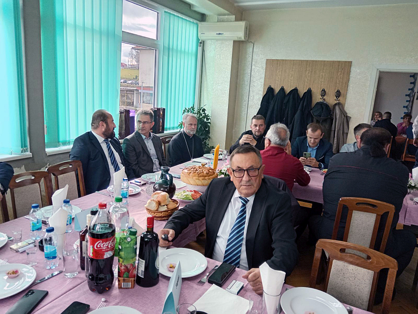 СОКОЛАЦ, 8. НОВЕМБРА /СРНА/ - "Шуме Републике Српске" прославиле су крсну славу Митровдан у Главној дирекцији предузећа на Сокоцу уз присуство представника шумских газдинстава, пословних пријатеља и сарадника, те представника политичког и друштвеног живота општине.