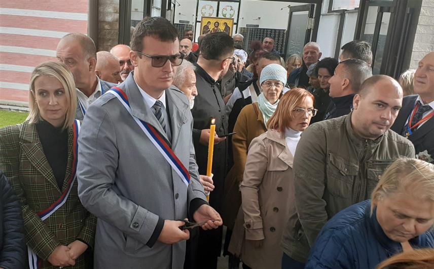 ИСТОЧНА ИЛИЏА, 8. НОВЕМБРА /СРНА/ - Начелник општине Источна Илиџа Маринко Божовић, у својству кума данас освештане Спомен-цркве Светог великомученика Димитрија, у којој су уписана имена 2.793 борца из Сарајевско-романијске регије погинула у Одбрамбено-отаџбинском рату, поручио је да је од данас Свети Димитрије, уз Светог Василија Острошког, заштитник Вељина, Источне Илиџе и Источног /Српског/ Сарајева.