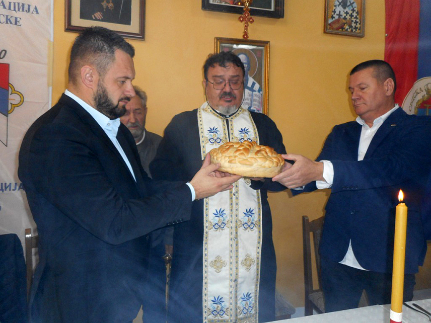 БРАТУНАЦ, 8. НОВЕМБРА /СРНА/ - Ломљењем славског колача, славским обредом и ручком за велики број учесника Одбрамбено-отаџбинског рата у Братунцу је данас прослављена крсна слава Борачке организације ове општине Митровдан.