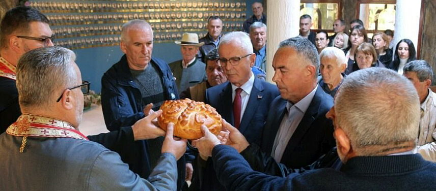 РОГАТИЦА, 8. НОВЕМБРА /СРНА/ - - Борачка организација општине Рогатица обиљежила је данас крсну славу - Митровдан, а тим поводом служен је парастос и прислужене свијеће за душе 290 погинулих српских бораца у Одбрамбено-отаџбинском рату са подручја ове општине.