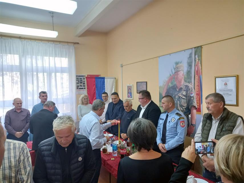 БРОД, 8. НОВЕМБРА /СРНА/ - Чланови Борачке организације општине Брод прославили су данас Митровдан - крсну славу присуствујући литургији у Храму Покрова Пресвете Богородице, а потом и чином ломљења славског колача.