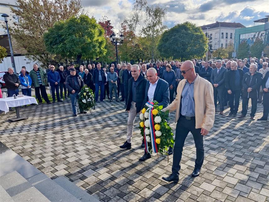 БРЧКО, 8.НОВЕМБРА /СРНА/ - Полагање вијенаца на споменик српским браниоцима Брчког.