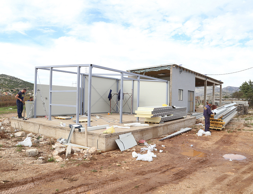 TРЕБИЊЕ, 8. НОВЕМБРА /СРНА/ - У Петровом пољу код Требиња у току је изградња погона за паковање производа за потребе Аграрног фонда