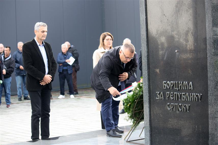 МОДРИЧА, 8. НОВЕМБРА /СРНА/ - Парастос за 710 погинулих бораца из Модриче и других општина данас настањених у Модричи у Спомен соби и код Центрланог спомен-обиљежја служили су свештеници Цркве Успења Пресвете Богородице.