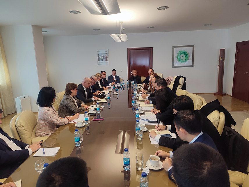 БАЊАЛУКА, 8. НОВЕМБРА /СРНА/ - Министар енергетике и рударства Републике Српске Петар Ђокић и кинеска делегација сагласили су се данас на састанку у Бањалуци да је Српска стабилно подручје за улагање и да је пројакат изградње Хидроелектране /ХЕ/ "Бистрица" један од стратешких у области енергетике, те да нема никаквих препрека за закључење уговора о његовом финансирањy које ће Влада Српске својом гаранцијом подржати.