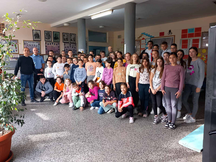 БИЈЕЉИНА, 8. НОВЕМБРА /СРНА/ - Припадници Полицијске станице Пелагићево, у оквиру превентивне кампање "Буди сигма! Заустави/пријави вршњачко насиље!", коју Министарство унутрашњих послова Републике Српске реализује од 23. октобра до 30. новембра, одржали су предавање ученицима Основне школе "Васо Пелагић" у Пелагићеву.