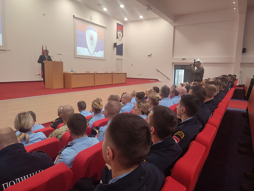 БАЊАЛУКА, 8. НОВЕМБРА /СРНА/ - Министар унутрашњих послова Републике Српске Синиша Каран на предавању ученицима Средње школе унутрашњих послова и кадетима Полицијске академије.