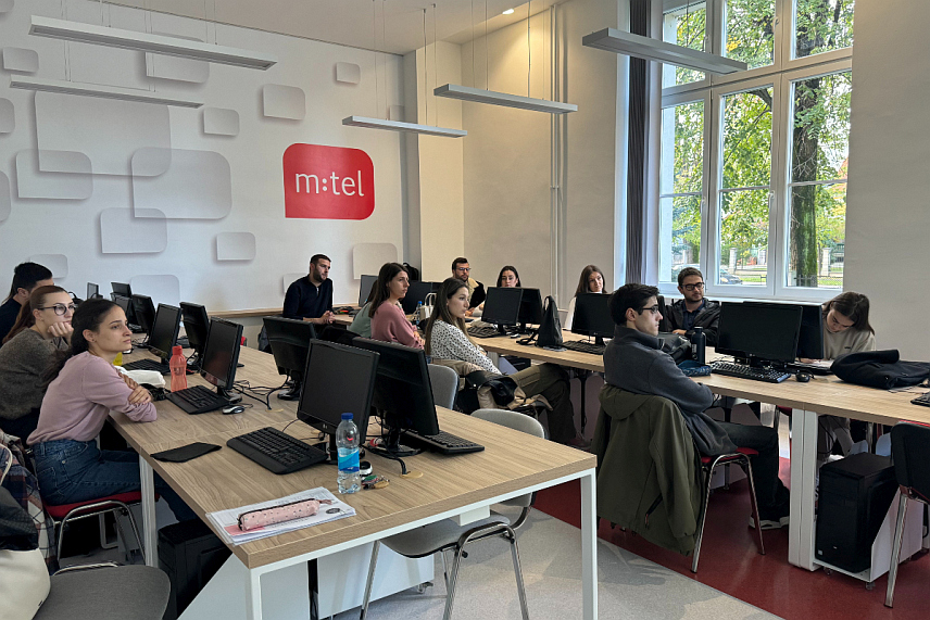 БАЊАЛУКА, 8. НОВЕМБРА /СРНА/ - Компанија "М:тел" организовала је данас на Природно-математичком факултету /ПМФ/ у Бањалуци радионицу за студенте треће и четврте године студијског програма Математика и информатика с циљем да кроз интерактивно предавање буду упознати о ситуацијама које им предстоје на почетку развоја каријере.