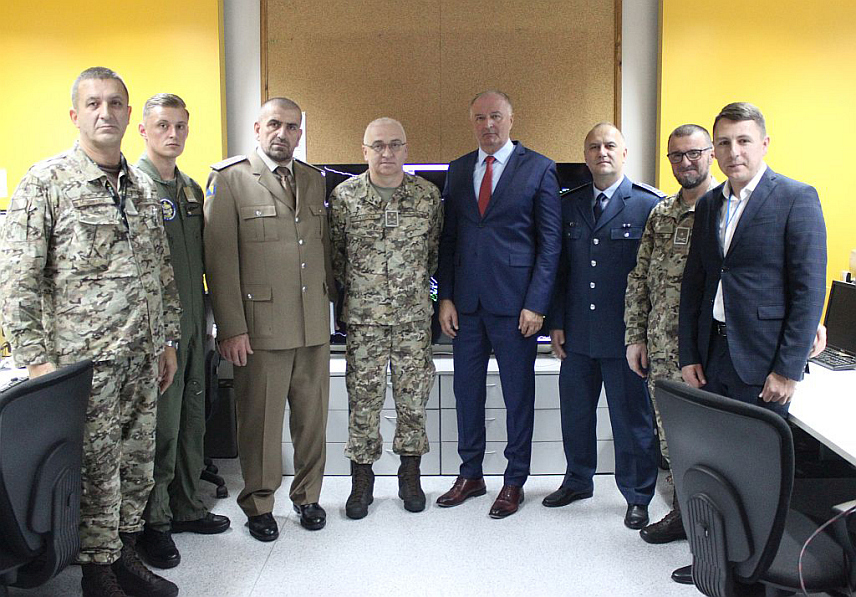 САРАЈЕВО, 8. НОВЕМБРА /СРНА/ - У Оперативном центру за команду и надзор у институцијама одбране БиХ данас је активиран цивилно-војни систем за координацију управљања ваздушним саобраћајем, којим се радарска слика неба БиХ први пут приказује у овом центру.