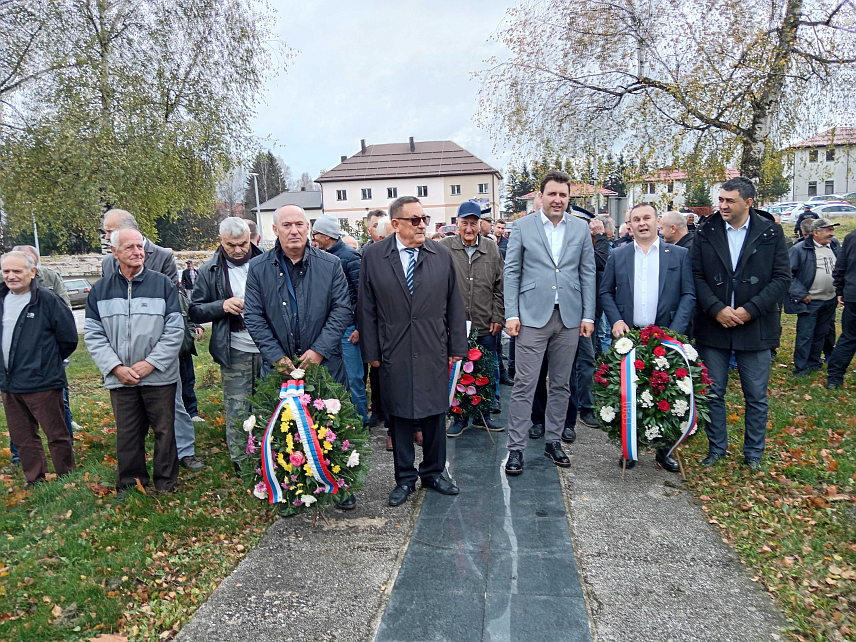 СОКОЛАЦ, 8. НОВЕМБРА /СРНА/ - Борачка организација општине Соколац обиљежила је данас крсну славу - Митровдан, а тим поводом у Цркви Светог пророка Илије служена је литургија и помен за 286 припадника Војске Републике Српске /ВРС/ са подручја ове општине погинулих у Одбрамбено-отаџбинском рату, као и за умрле српске борце.