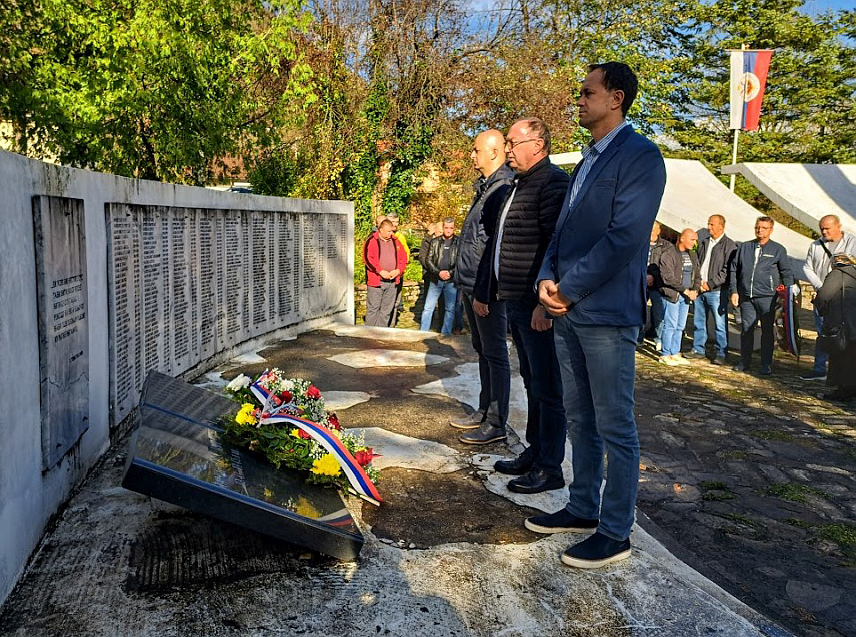 РИБНИК, 8. НОВЕМБРА /СРНА/ - У Цркви Рођења Пресвете Богородице у Рибнику данас је, поводом Митровдана - крсне славе општинске Борачке организације, служена Света литургија, а служен је и помен, те положени вијенци на централни споменик борцима погинулим у Одбрамбено-отаџбинском рату.