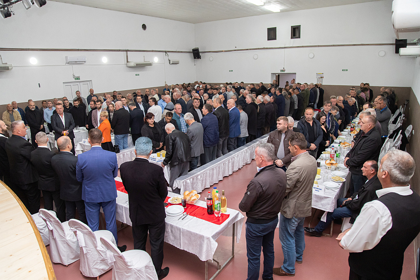 ПРЊАВОР, 8. НОВЕМБРА /СРНА/ - У Спомен-храму на Вучијаку данас су, поводом обиљежавања Митровдана - крсне славе Борачке организације Републике Српске, положени вијенци за 626 бораца са подручја Прњавора који су погинули у Одбрамбено-отаџбинском рату.