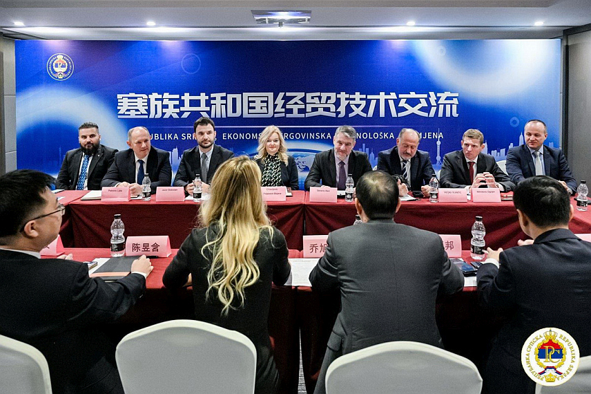 ПРИЈЕДОР, 8. НОВЕМБРА /СРНА/ - Градоначелник Приједора Слободан Јавор члан је делегације Републике Српске која борави у Кини и присуствовао је састанку са компанијом "Чајна енерџи интернешенел груп" на којем је разговарано о потенцијалним будућим инвестицијама и пројектима који се тренутно реализују у Српској.