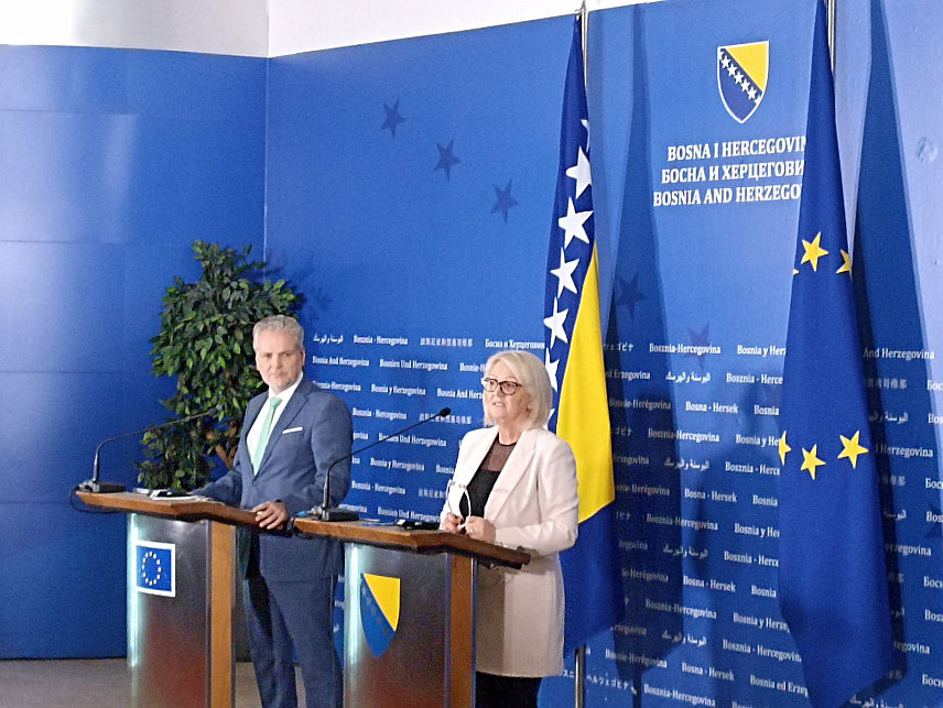 САРАЈЕВО, 8. НОВЕМБРА /СРНА/ - Предсједавајућа Савјета министара Борјана Кришто на конференцији за новинаре након што јој је шеф Делегације ЕУ и специјални представник ЕУ у БиХ Јохан Сатлер уручио Извјештај Европске комисије