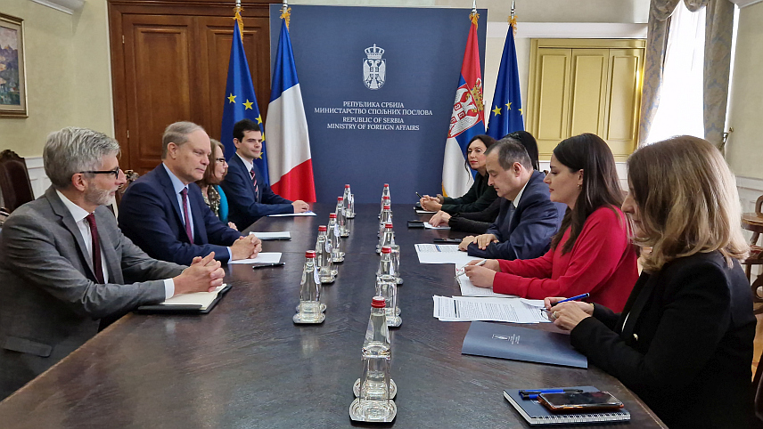 БЕОГРАД, 8. НОВЕМБРА /СРНА/ - Министар спољних послова Србије Ивица Дачић истакао је у разговору са Ренеом Троказом, специјалним изаслаником за Балкан министра за Европу и спољне послове Француске, да приоритет на сјеверу Косова и Метохије треба да буде деескалација тензија, првенствено у циљу заштите права српског становништва.