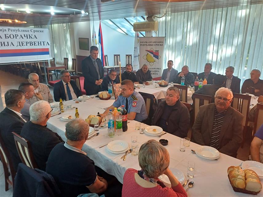 ДЕРВЕНТА, 8. НОВЕМБРА /СРНА/ - Дервентска Борачка организација данас је у овом граду прославила крсну славу - Митровдан, а тим поводом је служена литургија, обављен обред ломљења славског колача и положени вијенци испред Централног спомен-обиљежја погинулим борцима.