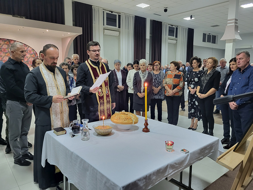 ПАЛЕ, 8. НОВЕМБРА/СРНА/ - Борачка организација општине Пале обиљежила је вечерас крсну славу- Митровдан ломљењем славског колача, славским обредом и ручком за велики број учесника Одбрамбено-отаџбинског рата.