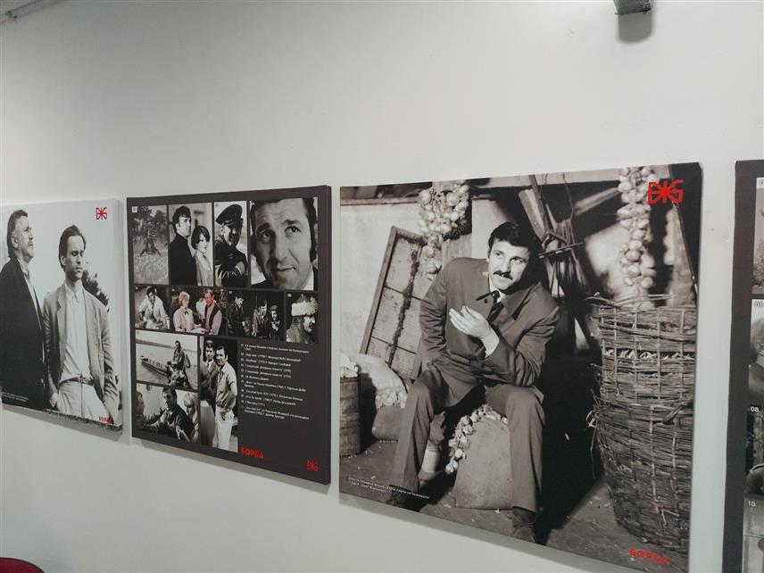 ИСТОЧНО НОВО САРАЈЕВО, 8. НОВЕМБРА /СРНА/ - Изложба фотографија под називом "Бата у 90 слика" посвећена легендарном српском и југословенском глумцу Велимиру Бати Живојиновићу, који је остварио готово 300 улога, премијерно је отворена вечерас у Источном Новом Сарајеву.