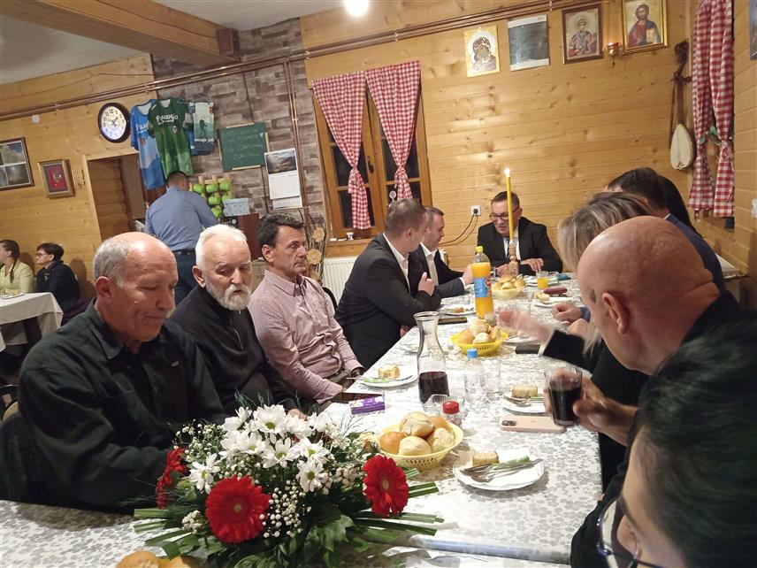 СОКОЛАЦ, 8. НОВЕМБРА /СРНА/ - На Романији је вечерас представљен пројекат "Уређење планинарског дома Црвене стијене" вриједан 25.000 КМ, чијом реализацијом су повећани смјештајни капацитети у овом објекту.