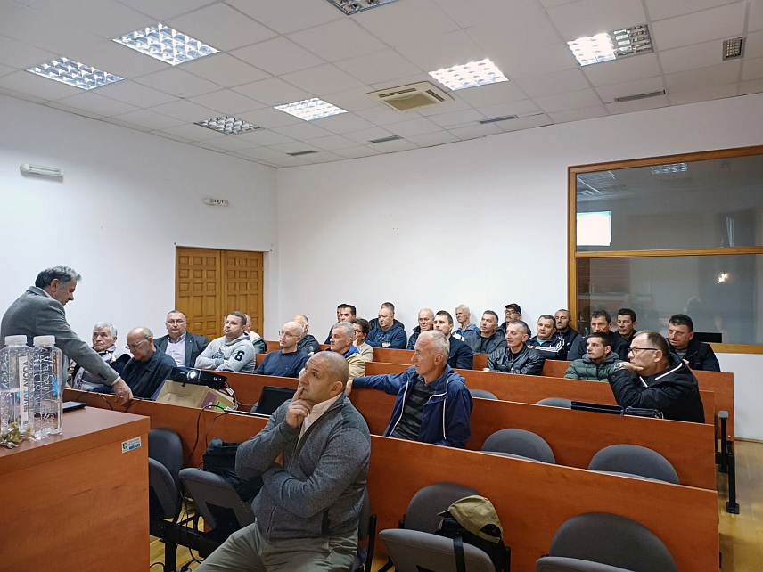 ВИШЕГРАД, 8. НОВЕМБРА /СРНА/ - За пчеларе са подручја Вишеграда и Рудог одржано је предавање о борби против варое - паразита медоносних плела и рационалном приступу пчеларству с циљем постизања бољих резултата.
