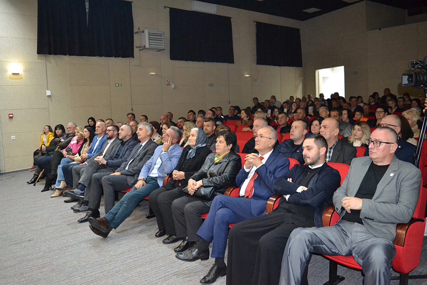 НЕВЕСИЊЕ, 8. НОВЕМБРА /СРНА/ - Обиљежавање Митровданских битака и Дана општине Невесиње почело је пријемом за породице погинулих бораца у Дому културе "Небојша Глоговац", са којег је поручено да се жртва погинулих јунака не смије заборавити и да српски народ мора вратити јединство какво је имао током посљедњег Отаџбинског рата.	

