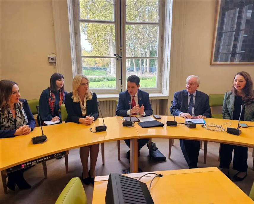 ПАРИЗ, 9. НОВЕМБРА /СРНА/ - Српски члан Предсједништва БиХ Жељка Цвијановић састала се данас са француским сенаторима Валери Боаје, Оливијеом Кадиком и Кристијаном Камбоном.