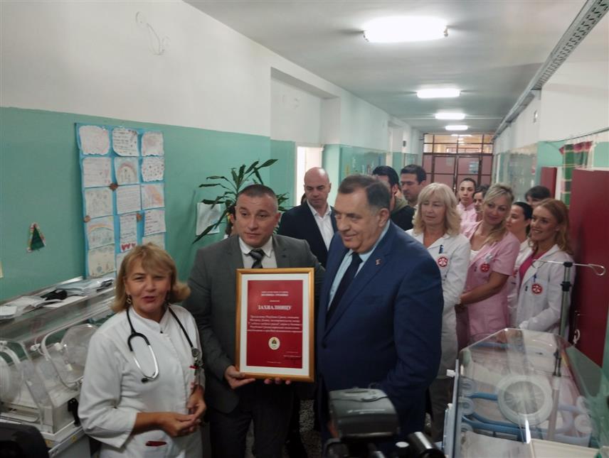 ТРЕБИЊЕ, 9. НОВЕМБРА /СРНА/ - Предсједник Републике Српске Милорад Додик уручио је данас Болници у Требињу транспортни инкубатор и опрему за збрињавање новорођенчади набављене из средстава прикупљених на донаторској вечери у оквиру акције "С љубављу храбрим срцима" чији је покровитељ.