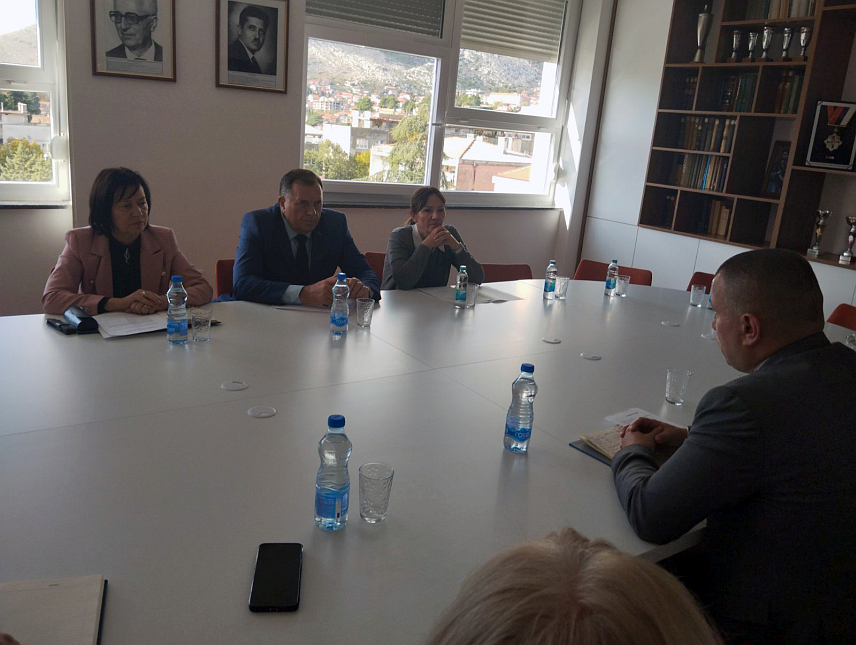 ТРЕБИЊЕ, 9. НОВЕМБРА /СРНА/ - Предсједник Републике Српске Милорад Додик састао се данас са руководством Болнице Требиње са којима је разговарао о пословању ове здравствене установе током ове године и плановима за наредну.