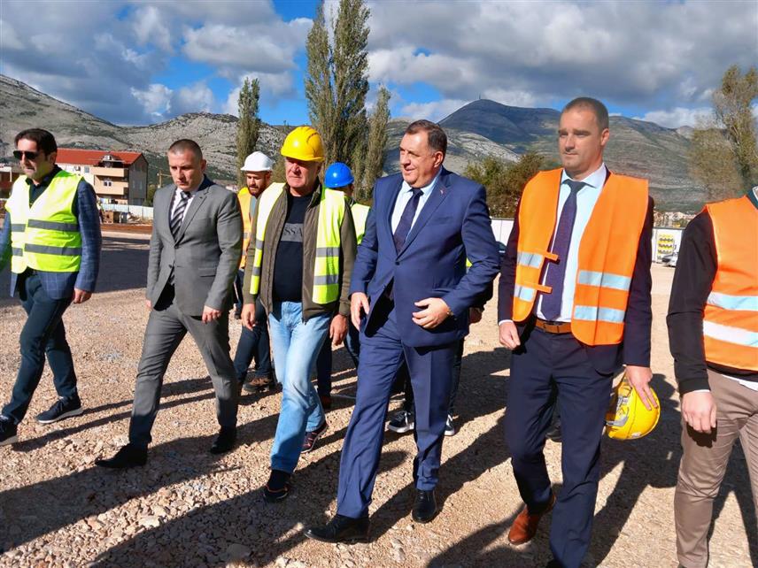 ТРЕБИЊЕ, 9. НОВЕМБРА /СРНА/ - Предсједник Републике Српске Милорад Додик обишао је локацију на којој се гради нова болница у требињском насељу Придворци.