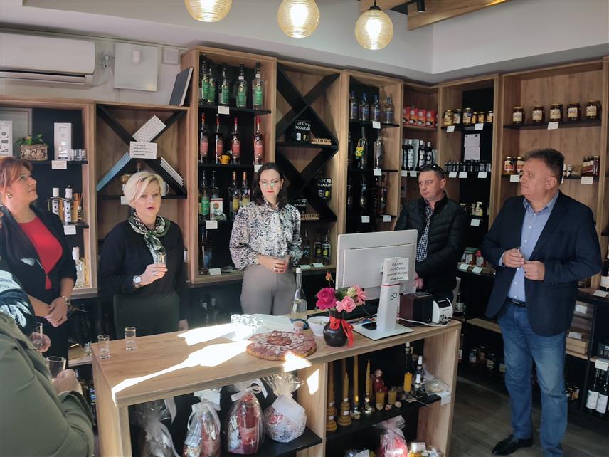 ГРАДИШКА, 9. НОВЕМБРА /СРНА/ - "Кућа Лијевча и Поткозарја" кроз три године рада оправдала је очекивања и испунила циљ због којег је и основана, да промовише домаће произвођаче еколошких производа, изјавио је градоначелник Градишке Зоран Аџић.