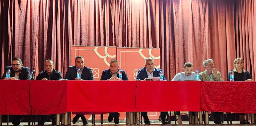 ТЕСЛИЋ, 9. НОВЕМБРА /СРНА/ - Општински одбор СНСД-а Теслић дао је на вечерашњој сједници пуну подршку институцијама Републике Српске, предсједнику Српске Милораду Додику и вршиоцу дужности директора "Службеног гласника" Милошу Лукићу против којих се у Суду БиХ води монтирани политички процес.