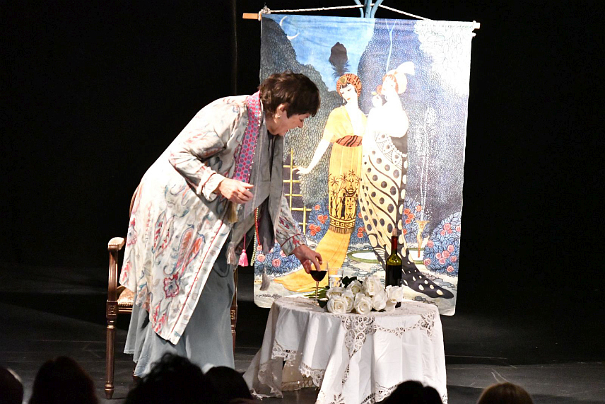 ИСТОЧНО САРАЈЕВО, 10. ДЕЦЕМБРА /СРНА/ - Дива српског глумишта Горица Поповић вечерас је у Источном Сарајеву одиграла монодраму "Госпођа Милихброт" у оквиру Међународног фестивала малих сцена и монодраме Републике Српске, а публика је за ово извођење наградила громогласним аплаузом.