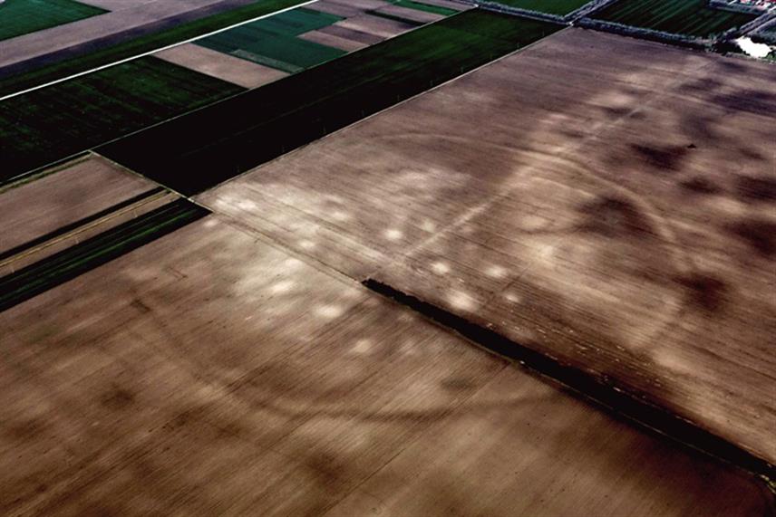 БЕОГРАД, 10. ДЕЦЕМБРА /СРНА/ - На сјеверу Србије откривено је око стотину великих насеља из касног бронзаног доба ограђених рововима и бедемима дугим и по више километара, а стручњаци очекују да ће пружити информације о том недовољно истраженом периоду великих промјена у начину живота и могућих миграција у централној и јужној Европи.