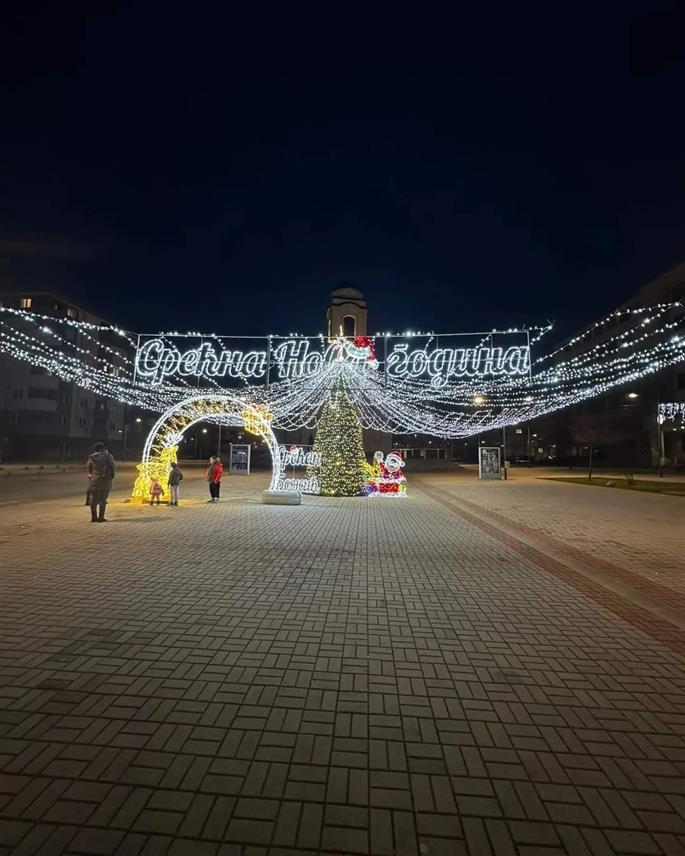 ПАЛЕ, 11. ДЕЦЕМБРА /СРНА/ - На Палама је почело празнично украшавање Студентског трга гдје ће бити одржана већина догађаја у оквиру манифестације "Паљанска зима".