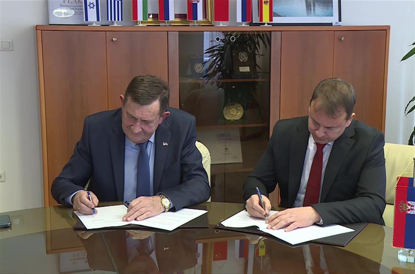 БАЊАЛУКА, 11. ДЕЦЕМБРА /СРНА/ - Министар привреде и предузетништва Републике Српске Војин Митровић и министар привреде Србије Слободан Цветковић потписали су данас у Бањалуци Меморандум о сарадњи, којим је створен правни основ за даљу сарадњу у области привреде ове двије земље.