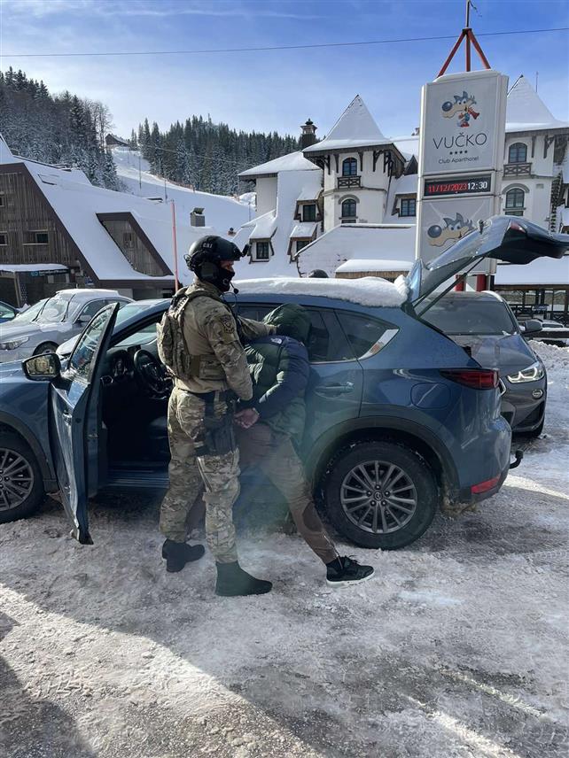 БАЊАЛУКА, 11. ДЕЦЕМБРА /СРНА/ - У полицијској акцији "Токио" на подручју Источног Сарајева ухапшен је један од најтраженијих бјегунаца у Европи, држављанин Словеније и БиХ чији су иницијали М.С, те су одузети килограм кокаина, више од 120.000 евра, пиштољи и возила.