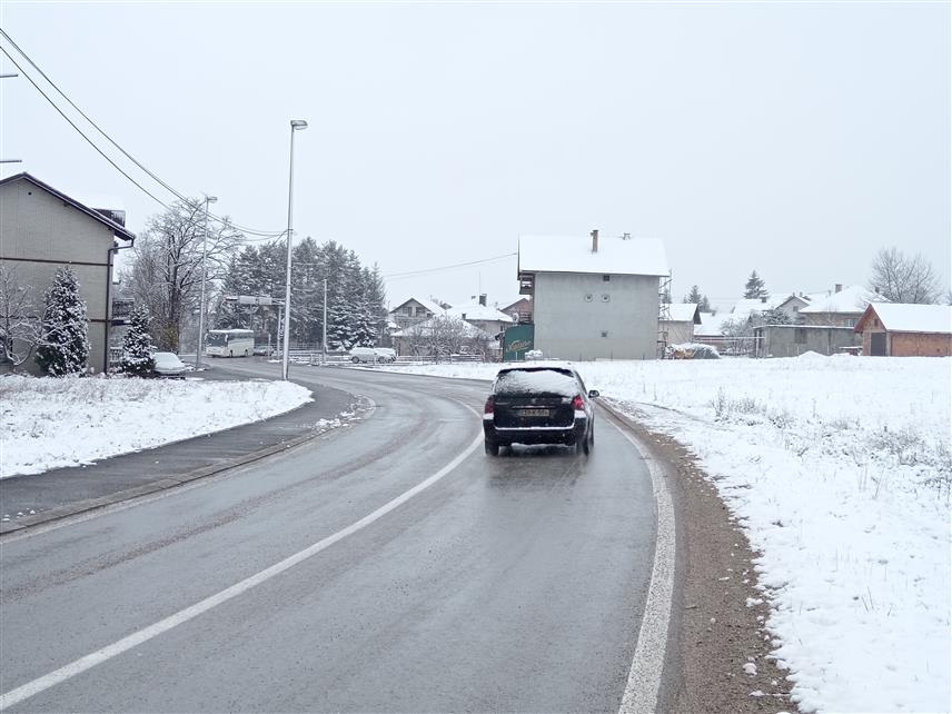 СОКОЛАЦ, 11. ДЕЦЕМБРА /СРНА/ - Очишћени су и посути магистрални и регионални путеви Сарајевско-романијске и горњодринске регије на подручју које су захватиле интензивне сњежне падавине, речено је јутрос Срни у "Романијапутевима".