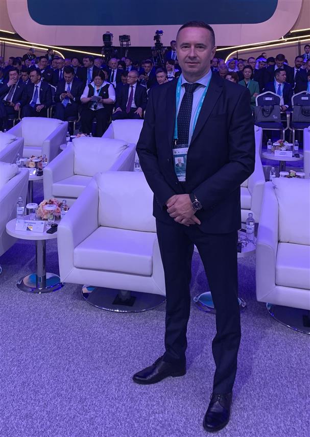 БРИСЕЛ, 11. ДЕЦЕМБРА /СРНА/ - Шеф Представништва Републике Српске у Бриселу Марио Ђурагић изјавио је Срни да је Српска кредибилан партнер ЕУ, али да није реално очекивати значајније промјене односа Брисела према Републици Српској.