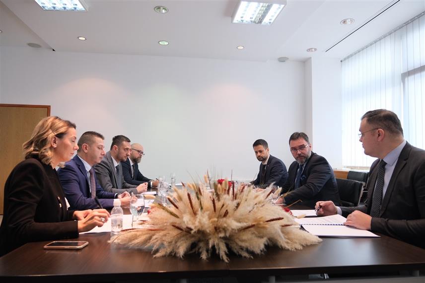 САРАЈЕВО, 12. ДЕЦЕМБРА /СРНА/ - Министри и замјеници министара из Републике Српске у Савјету министара на данашњем координишућем састанку одлучили су да 9. јануар - Дан Републике Српске буде нерадни дан за све српске представнике у заједничким институцијама.