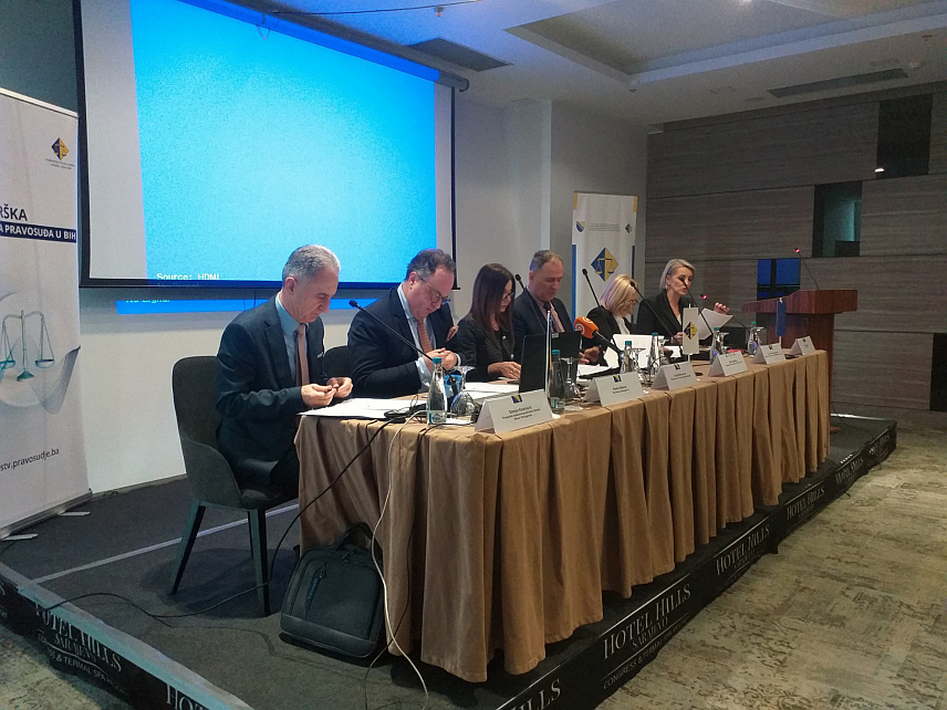 САРАЈЕВО, 12. ДЕЦЕМБРА /СРНА/ - У Сарајеву је данас потписан Протокол о заједничком спровођењу активности у вези са унапређењем процеса уједначавања судске праксе и транспарентности рада највиших правосудних институција у БиХ