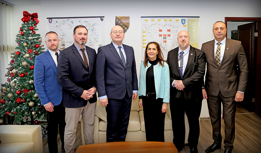 САРАЈЕВО, 12. ДЕЦЕМБРА /СРНА/ - Директор Граничне полиције БиХ Мирко Купрешаковић и регионални аташе за царинску и граничну безбједност америчке Владе Џаред Гаста договорили су данас нове модалитете сарадње Граничне полиције и Амбасаде САД.