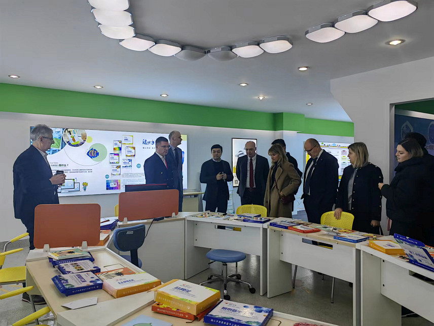 ЧАНГЏАО, 12. ДЕЦЕМБРА /СРНА/ - Делегација Универзитета у Бањалуци предвођена ректором Радославом Гајанином посјетила је у кинеском граду Цангџоу компанију "Ћенфанг медикал груп", која се бави производњом и трансфером медицинске опреме, медицинских помагала за дјецу и старије особе и рехабилитационе опреме.