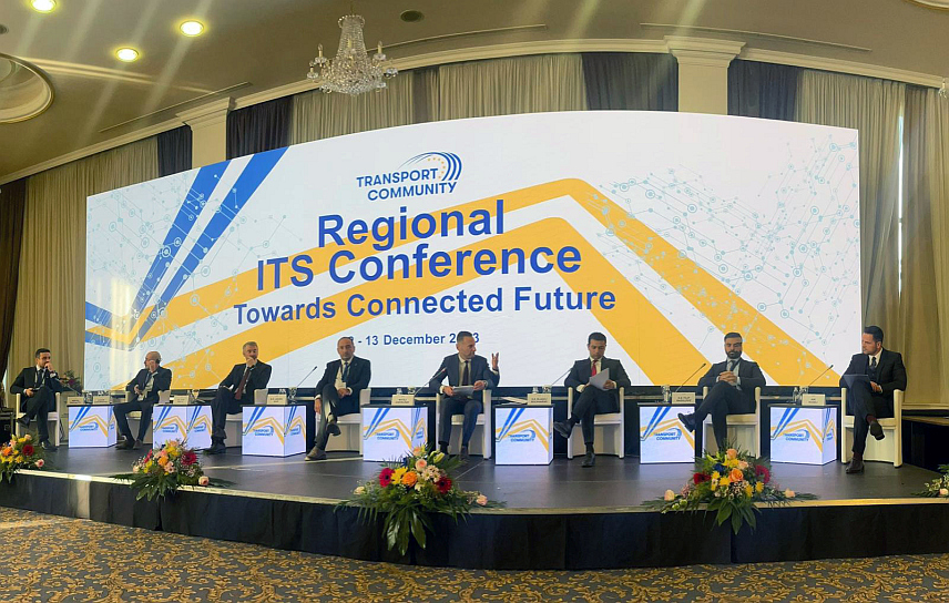 СКОПЉЕ, 12. ДЕЦЕМБРА /СРНА/ - Министар комуникација и транспорта у Савјету министара Един Форто на састанку Министарског савјета Транспортне заједнице одржаног у Скопљу.