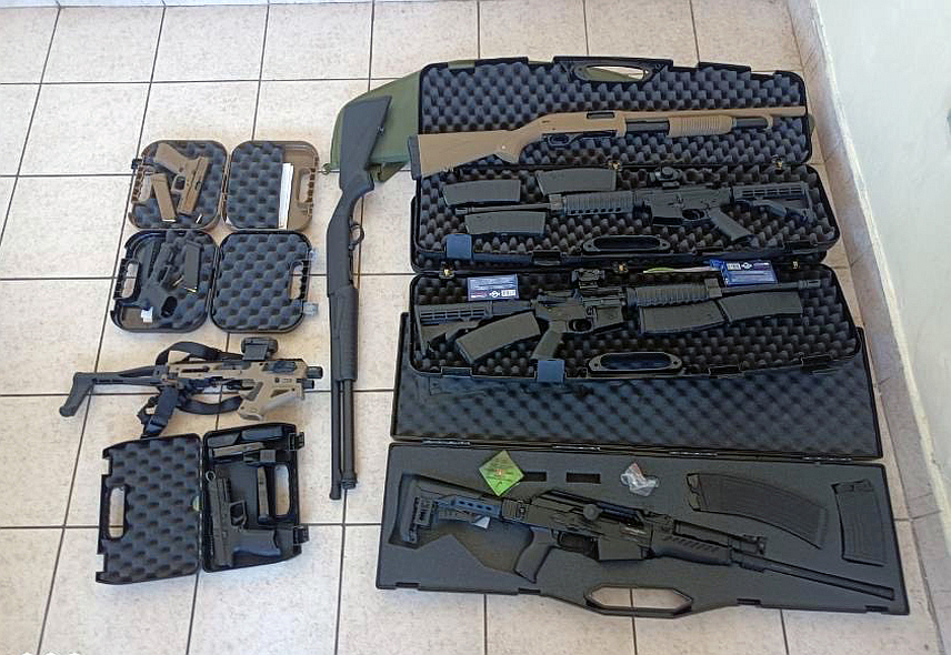 ПОДГОРИЦА, 12. ДЕЦЕМБРА /СРНА/ - Беранска полиција ухапсила је лице чији су иницијали Е.С. /31/ осумњичено за кривична дјела недозвољено држање оружја и угрожавање безбједности и одређено му је задржавање до 72 часа, саопштено је из Управе полиције Црне Горе.