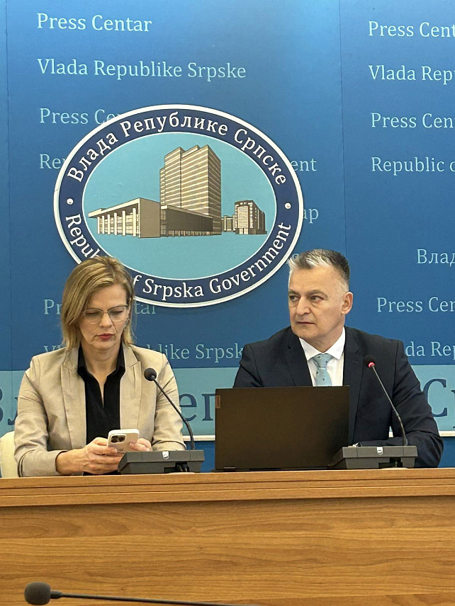 БАЊАЛУКА, 13. ДЕЦЕМБРА /СРНА/ - У Републици Српској лабораторијски је потврђено 16 случајева великог кашља, и то све код непотпуно вакцинисане дјеце школског узраста са лакшим клиничким сликама, рекао је данас предсједник Савјета за здравље Српске Ранко Шкрбић на конференцији за новинаре.