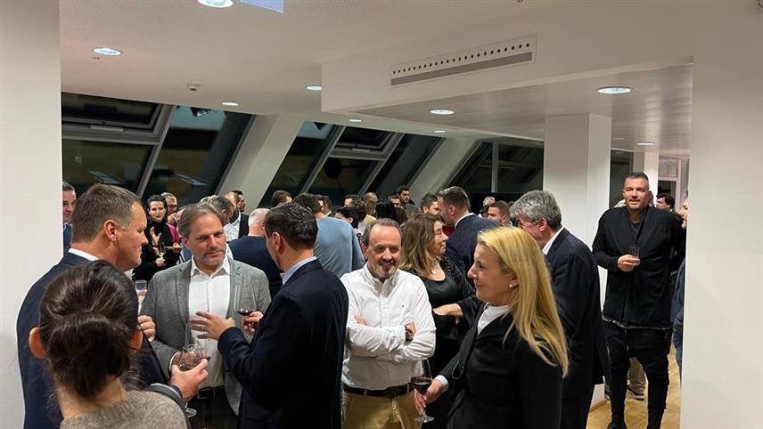 БЕЧ, 13. ДЕЦЕМБРА /СРНА/ - Представници 11 компанија из Републике Српске, који бораве у Бечу у оквиру програма "Фит фор Аустрија", имали су прилику да на састанцима које је организовала бечка Привредна комора остваре контакте са аустријским привредницима и размотре могућности успостављања сарадње.