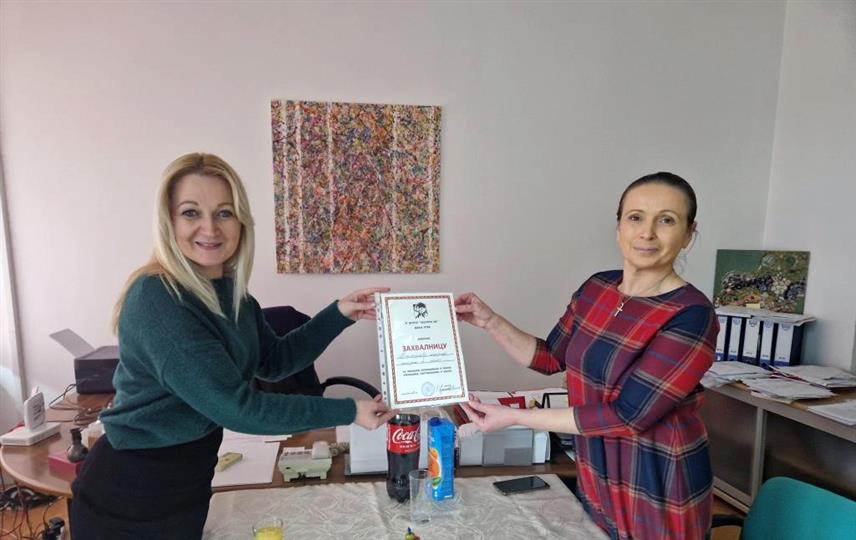 БАЊАЛУКА, 13. ДЕЦЕМБРА /СРНА/ - Министар породице, омладине и спорта Републике Српске Селма Чабрић посјетила је данас Центар "Заштити ме", Сигурну кућу у Бањалуци, Родитељску кућу и Универзитетски клинички центар Српске, те уручила пригодне поклоне за дјецу и мајке које са њима бораве.