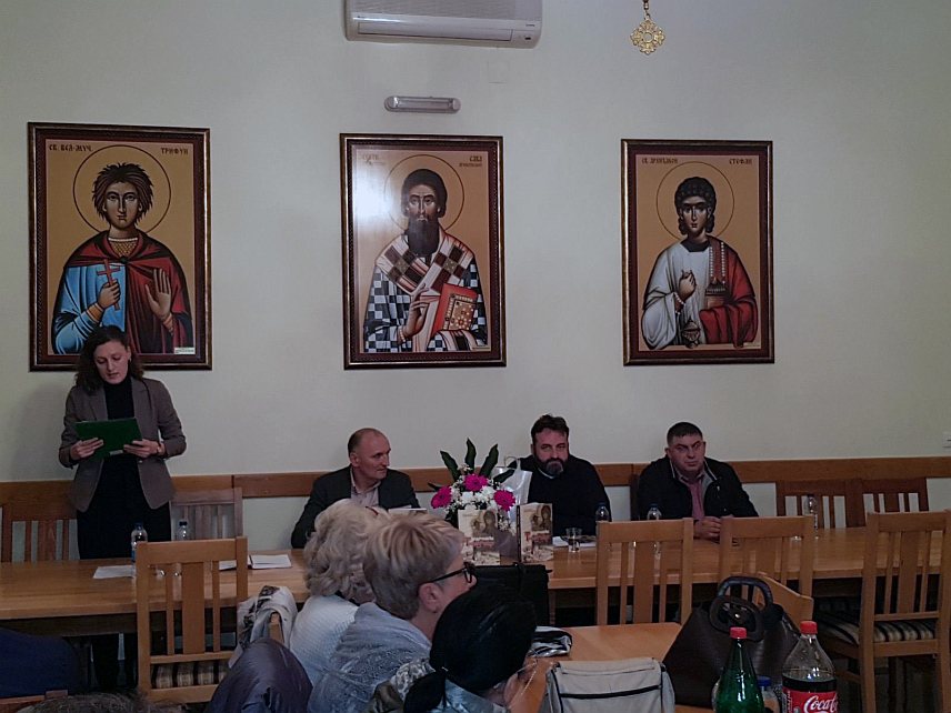 КОЗАРСКА ДУБИЦА, 13. ДЕЦЕМБРА /СРНА/ - У Козарској Дубици вечерас је промовисана монографија "Ходочашће Tројеручици" аутора Зорана Коса и Ранка Прерадовића, а сав приход од продаје овог дјела биће усмјерен за обнову манастира Хиландар, која је при крају.
