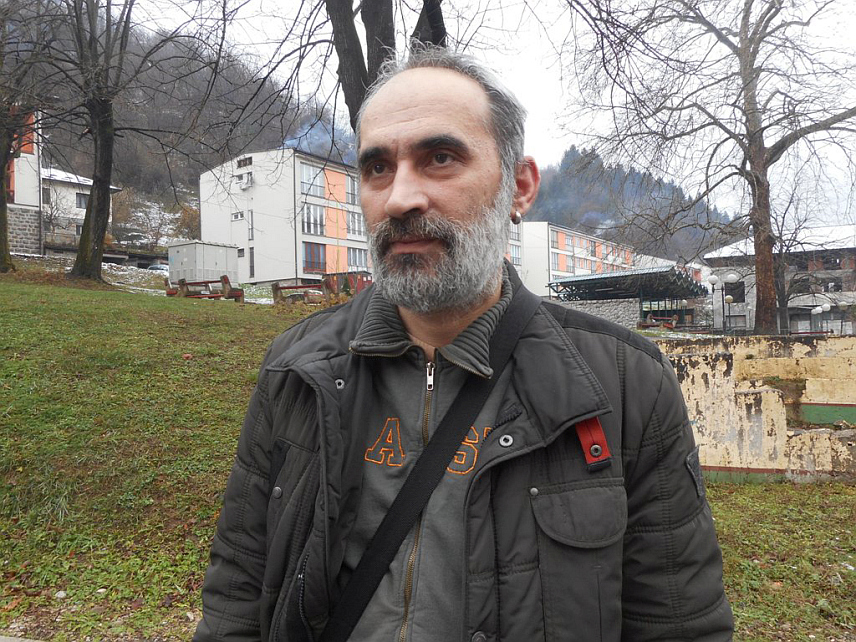 СРЕБРЕНИЦА, 13. ДЕЦЕМБРА /СРНА/ - Дејан Коловић из Сребренице добитник је прве награде за своју прву књигу на конкурсу "Дрински књижевни сусрети", у организацији издавачке куће "Ас оглас" из Зворника.